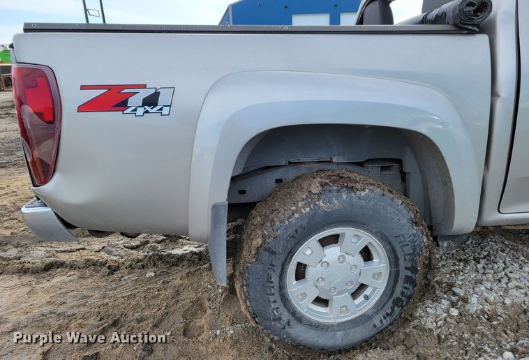 image for item LY9996 2005 Chevrolet Colorado  Crew Cab pickup truck