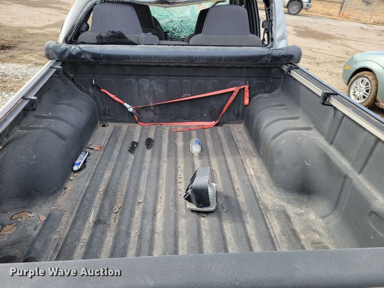 image for item LY9996 2005 Chevrolet Colorado  Crew Cab pickup truck