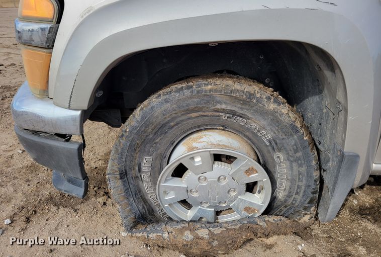 image for item LY9996 2005 Chevrolet Colorado  Crew Cab pickup truck