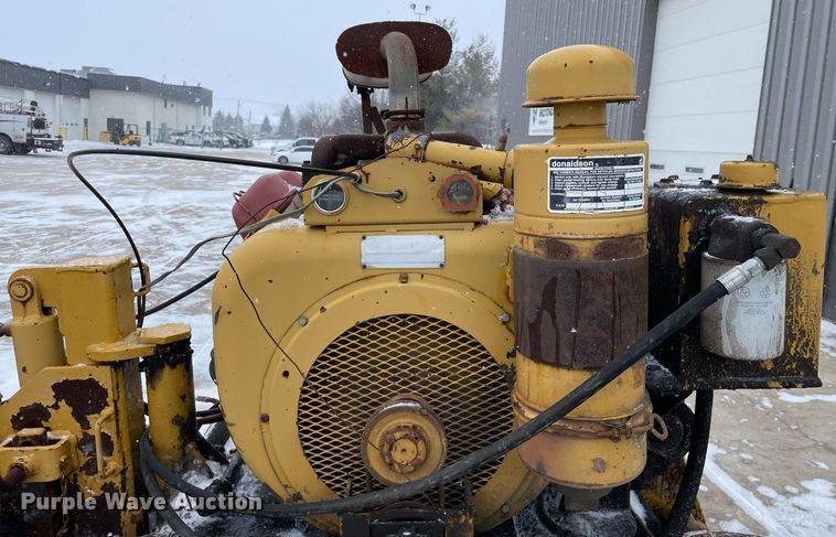 image for item MA9894 1998 Vermeer 665A  stump grinder