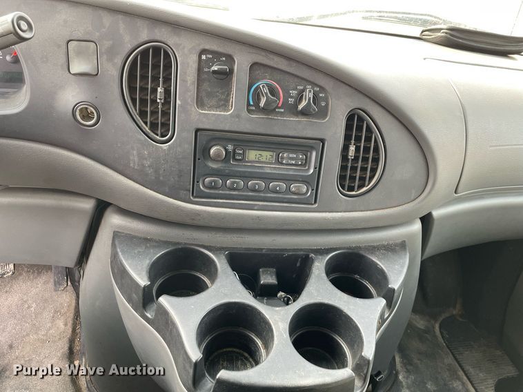 image for item MA9906 2006 Ford E350 Super Duty  van