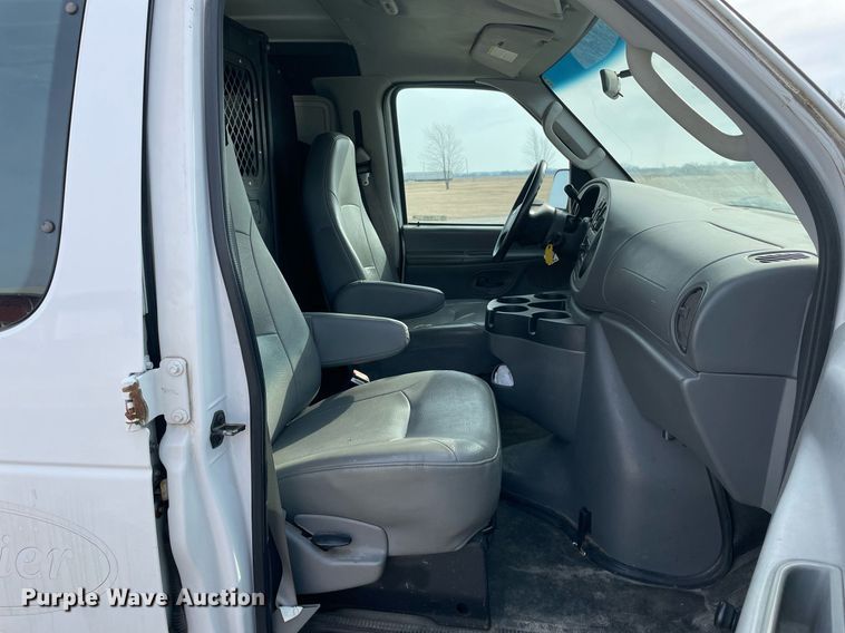 image for item MA9906 2006 Ford E350 Super Duty  van
