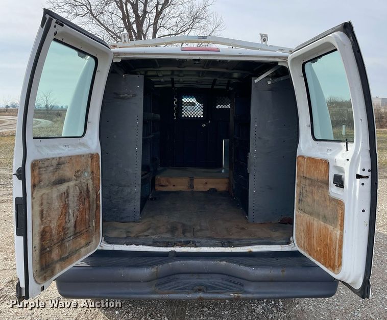 image for item MA9906 2006 Ford E350 Super Duty  van