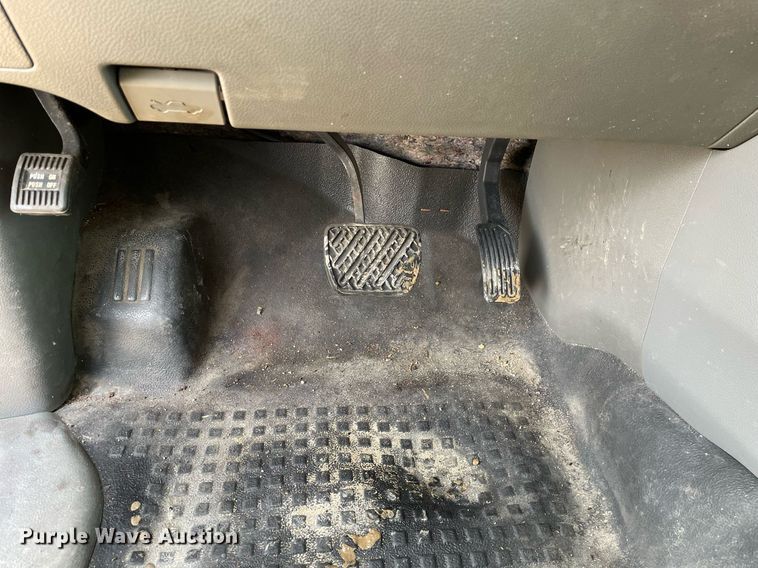 image for item MA9908 2013 Nissan NV3500HD  van