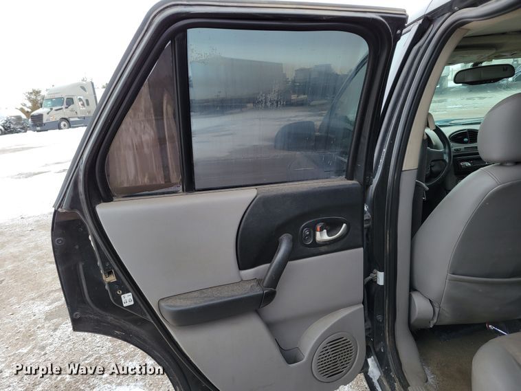 image for item MC9542 2005 Saturn Vue  SUV