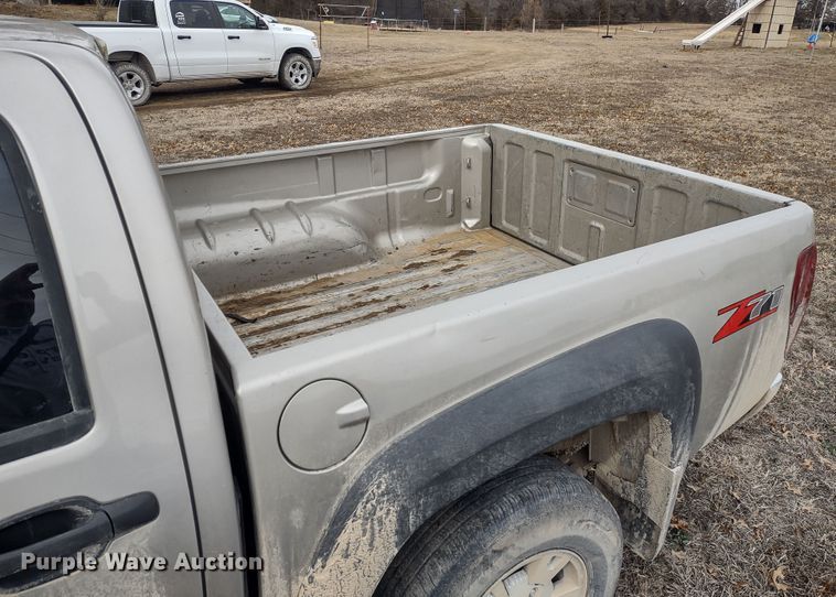 image for item MD9301 2004 Chevrolet Colorado Z71  Crew Cab pickup truck