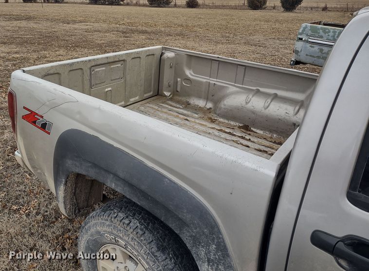 image for item MD9301 2004 Chevrolet Colorado Z71  Crew Cab pickup truck