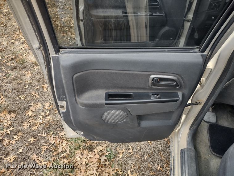 image for item MD9301 2004 Chevrolet Colorado Z71  Crew Cab pickup truck