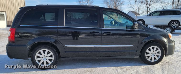 image for item ME9682 2016 Chrysler Town & Country  van