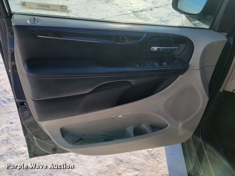 image for item ME9682 2016 Chrysler Town & Country  van