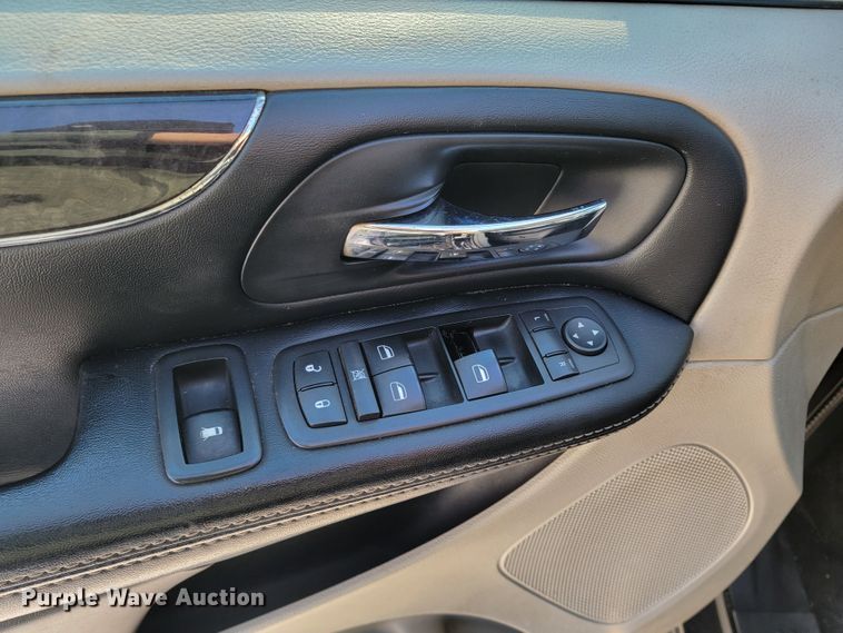 image for item ME9682 2016 Chrysler Town & Country  van