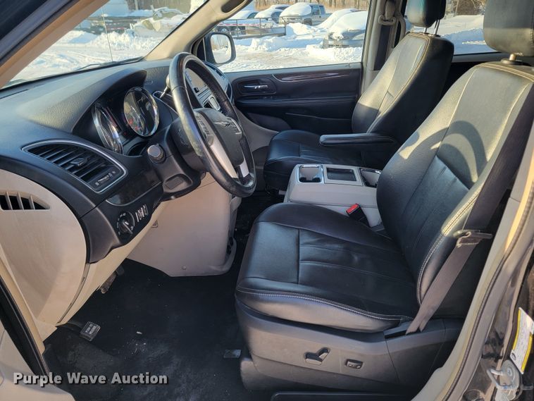 image for item ME9682 2016 Chrysler Town & Country  van