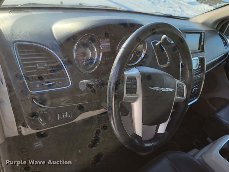 image for item ME9682 2016 Chrysler Town & Country  van