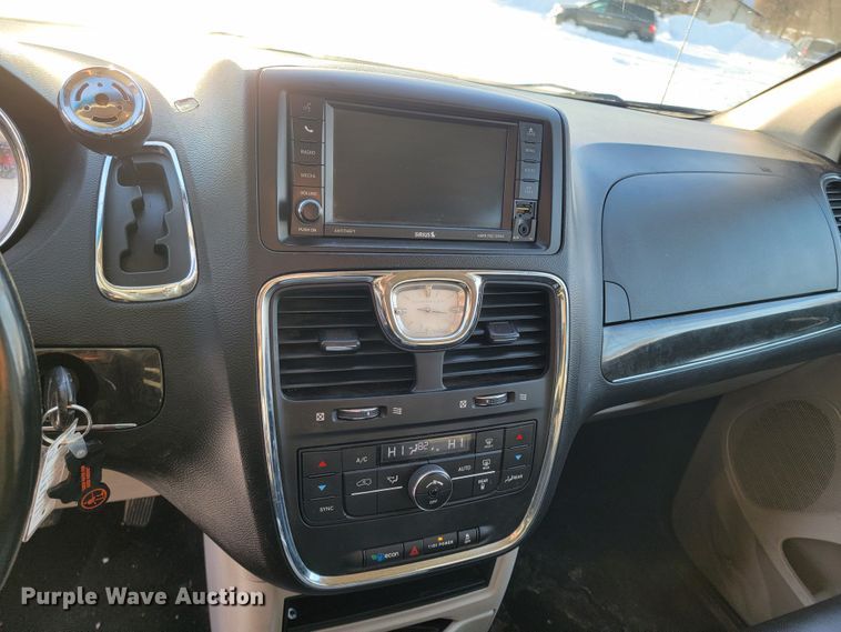 image for item ME9682 2016 Chrysler Town & Country  van