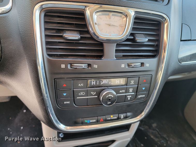 image for item ME9682 2016 Chrysler Town & Country  van