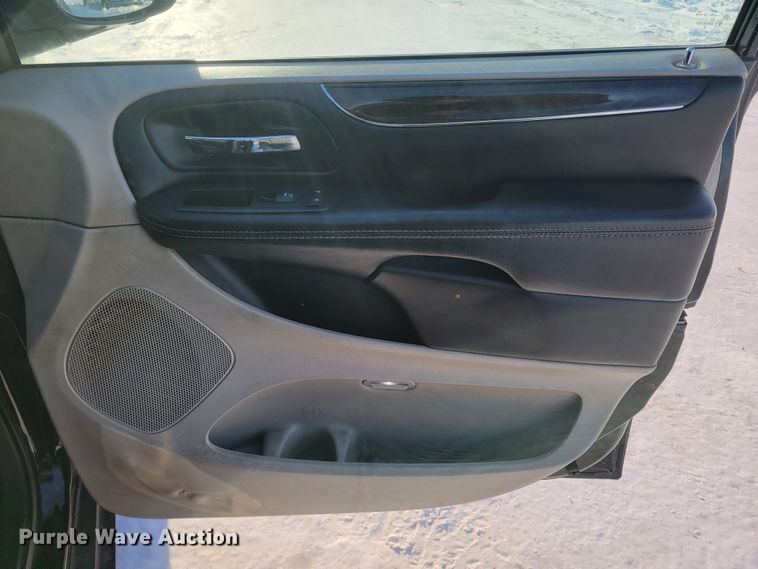 image for item ME9682 2016 Chrysler Town & Country  van