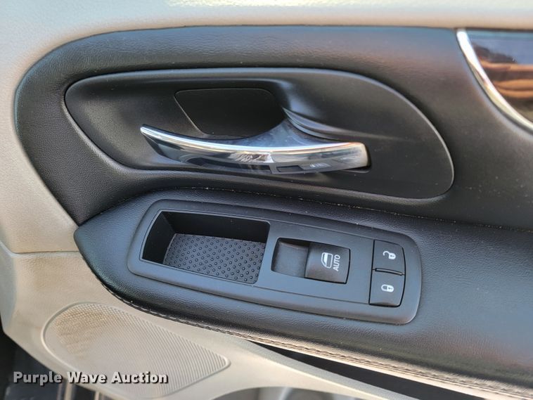 image for item ME9682 2016 Chrysler Town & Country  van