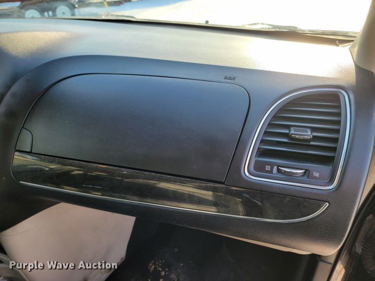 image for item ME9682 2016 Chrysler Town & Country  van