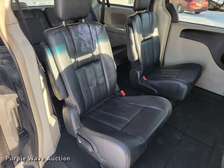 image for item ME9682 2016 Chrysler Town & Country  van