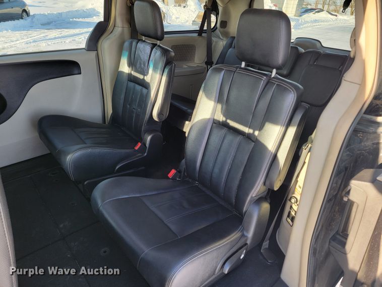 image for item ME9682 2016 Chrysler Town & Country  van