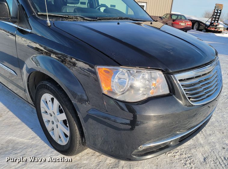 image for item ME9682 2016 Chrysler Town & Country  van