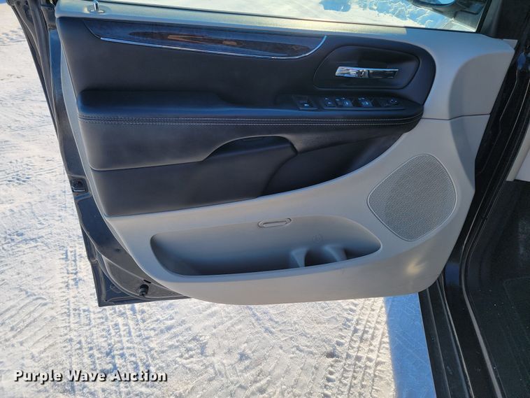 image for item ME9689 2011 Chrysler Town & Country  van