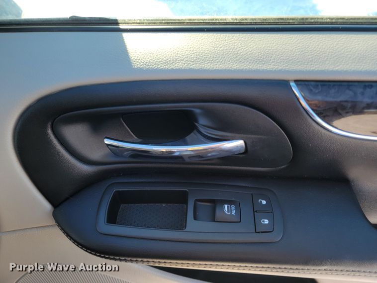 image for item ME9689 2011 Chrysler Town & Country  van