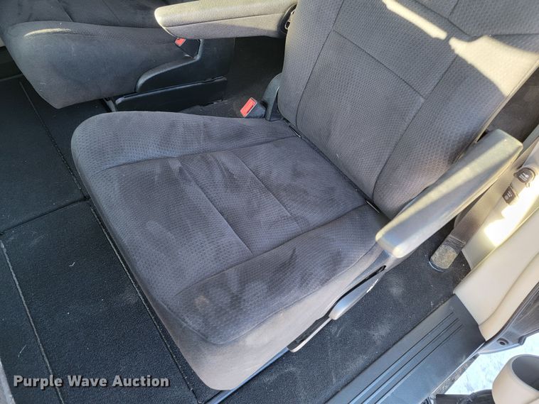 image for item ME9689 2011 Chrysler Town & Country  van