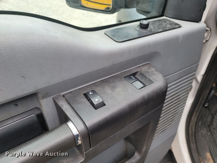 image for item MH9749 2016 Ford F550 Super Duty  truck cab and chassis