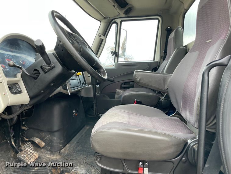 image for item MI9633 2015 International 4400  flatbed truck