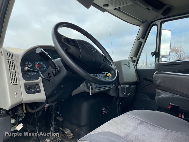 image for item MI9633 2015 International 4400  flatbed truck