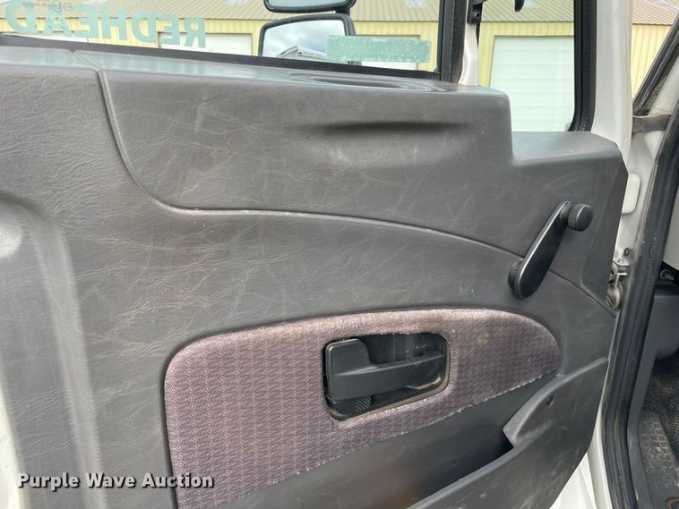 image for item MI9633 2015 International 4400  flatbed truck