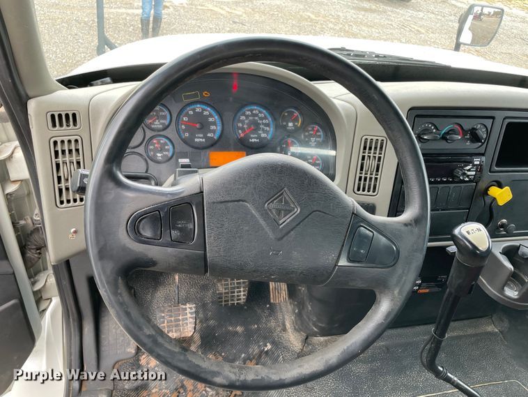 image for item MI9633 2015 International 4400  flatbed truck