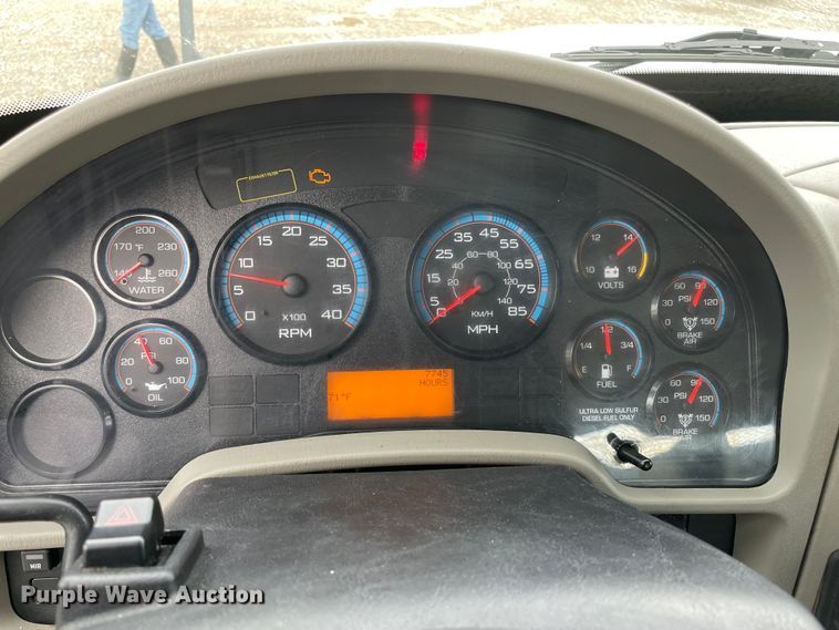 image for item MI9633 2015 International 4400  flatbed truck