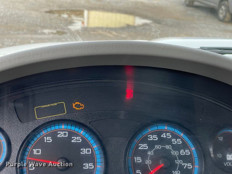 image for item MI9633 2015 International 4400  flatbed truck