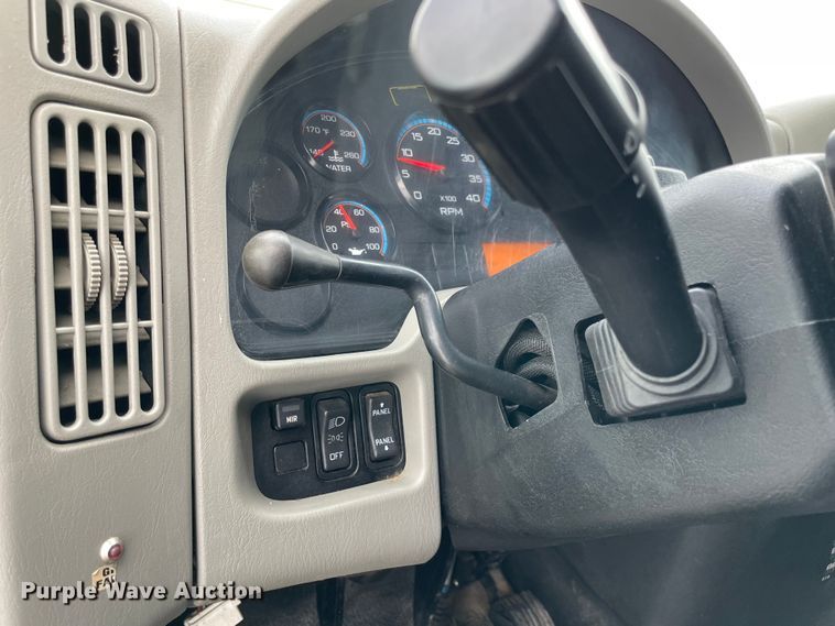 image for item MI9633 2015 International 4400  flatbed truck