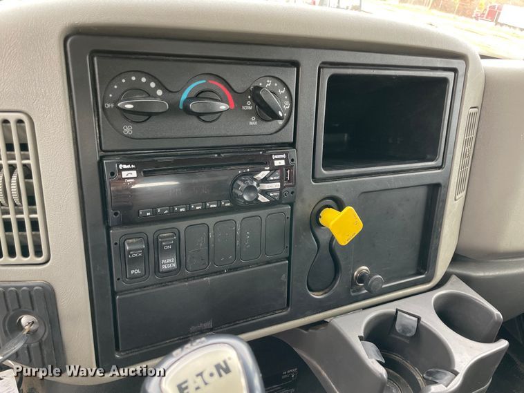 image for item MI9633 2015 International 4400  flatbed truck