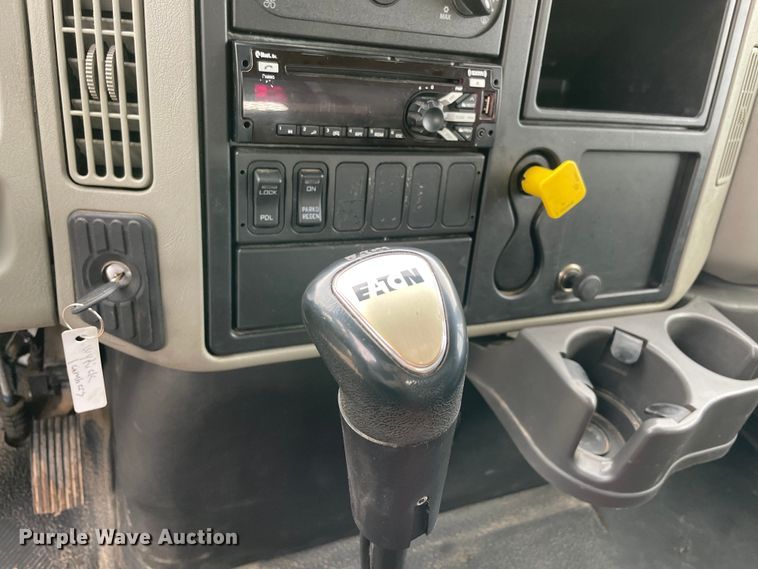 image for item MI9633 2015 International 4400  flatbed truck