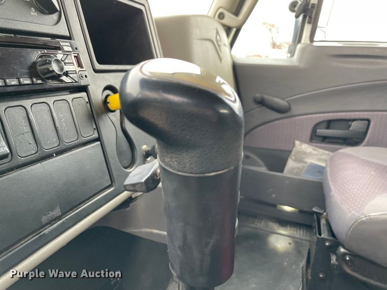 image for item MI9633 2015 International 4400  flatbed truck