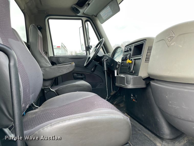 image for item MI9633 2015 International 4400  flatbed truck