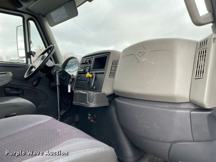 image for item MI9633 2015 International 4400  flatbed truck