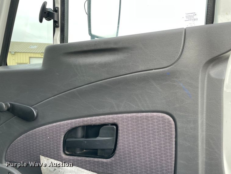 image for item MI9633 2015 International 4400  flatbed truck