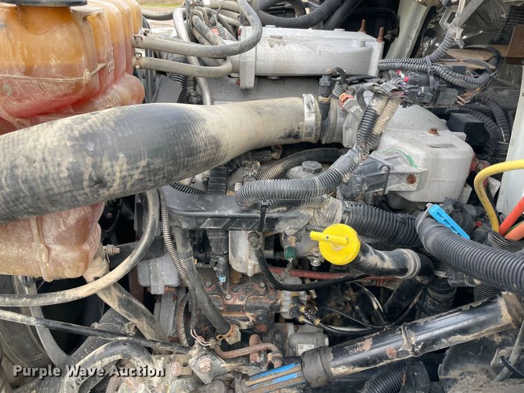 image for item MI9633 2015 International 4400  flatbed truck