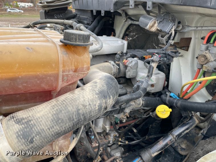 image for item MI9633 2015 International 4400  flatbed truck