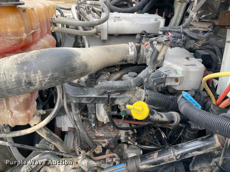 image for item MI9633 2015 International 4400  flatbed truck