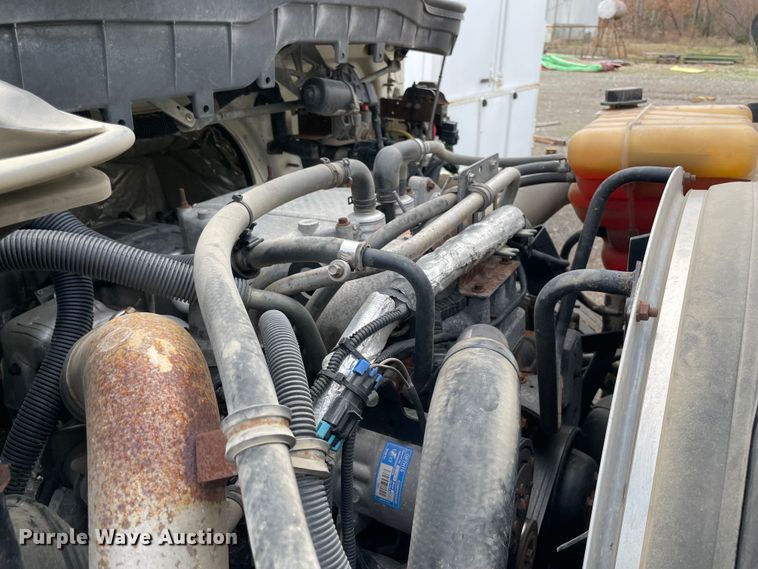 image for item MI9633 2015 International 4400  flatbed truck