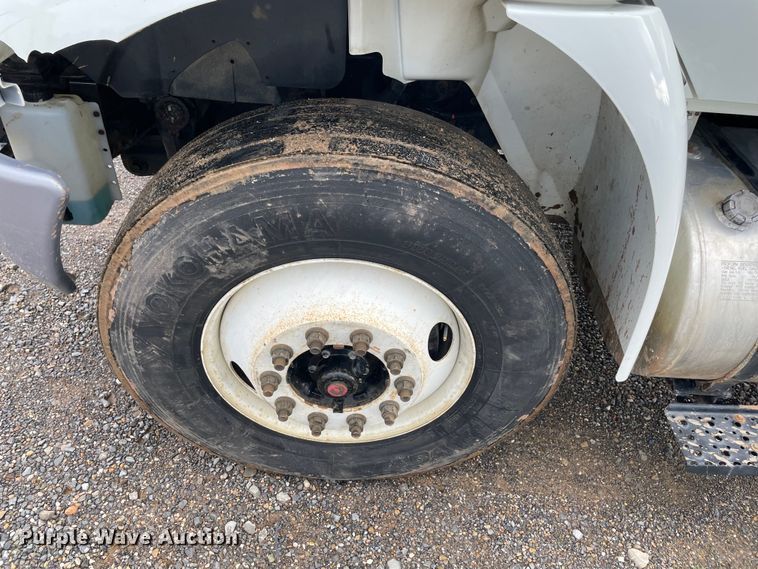 image for item MI9633 2015 International 4400  flatbed truck