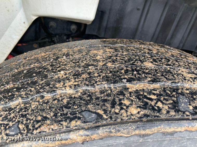 image for item MI9633 2015 International 4400  flatbed truck