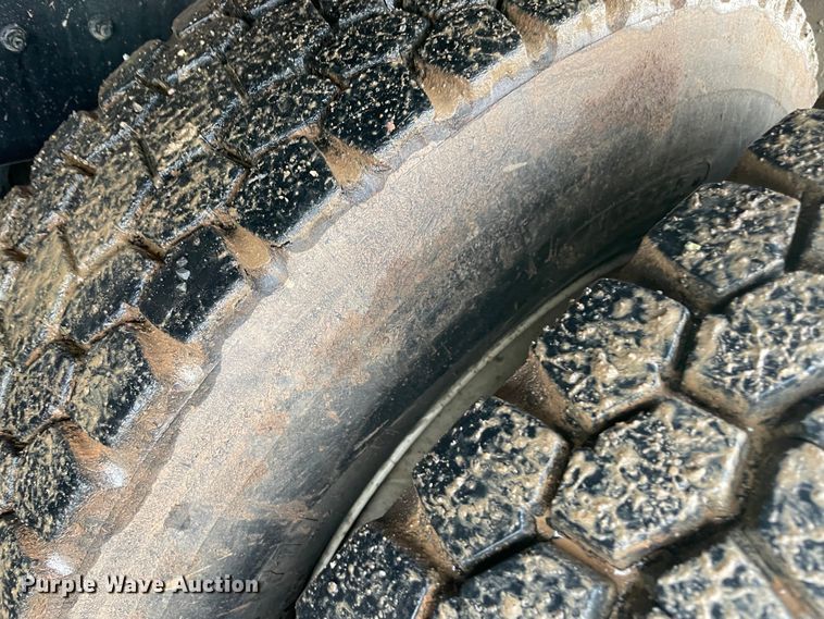 image for item MI9633 2015 International 4400  flatbed truck