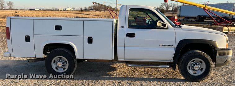 image for item MM9046 2003 Chevrolet Silverado 2500HD  utility bed pickup truck